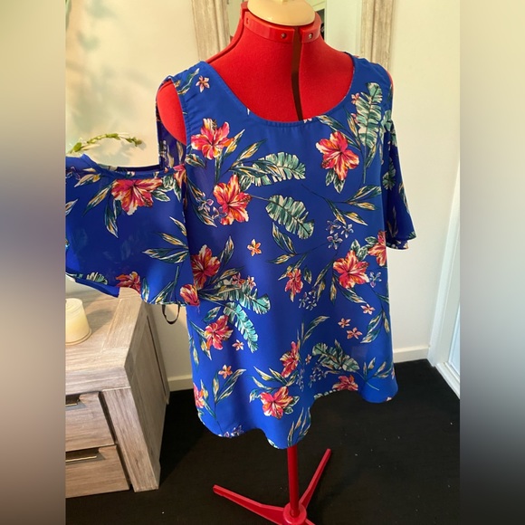 (💰$3 for $15) Size 18 Crossroads Cold shoulder top, blue with red floral print - Picture 3 of 9